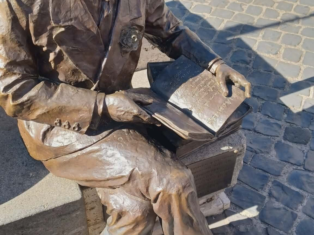 Statua Di Gabriele D'annunzio-Nemi必去景点