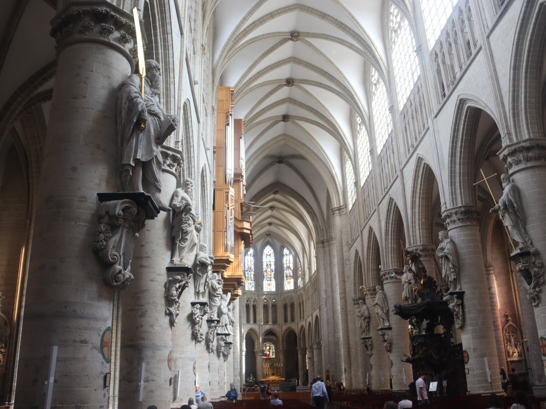 圣弥额尔圣古都勒主教座堂（Cathedrale St-Michel et Ste-Gudule）-布鲁塞尔必去景点