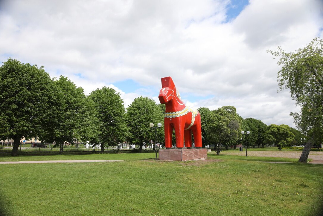 Dalahästen vid kajen (Le cheval de Dalécarlie de Kajen)
