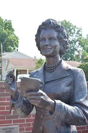 Noel Neill statue-Metropolis必去景点