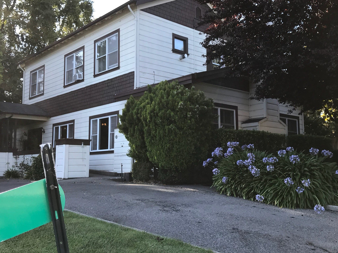 Cinnamon Bear Creekside Inn主图