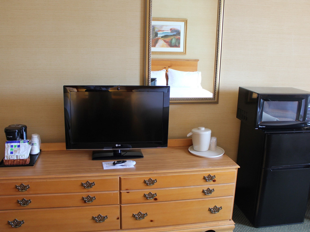 沃伦顿快捷假日&套房酒店主图