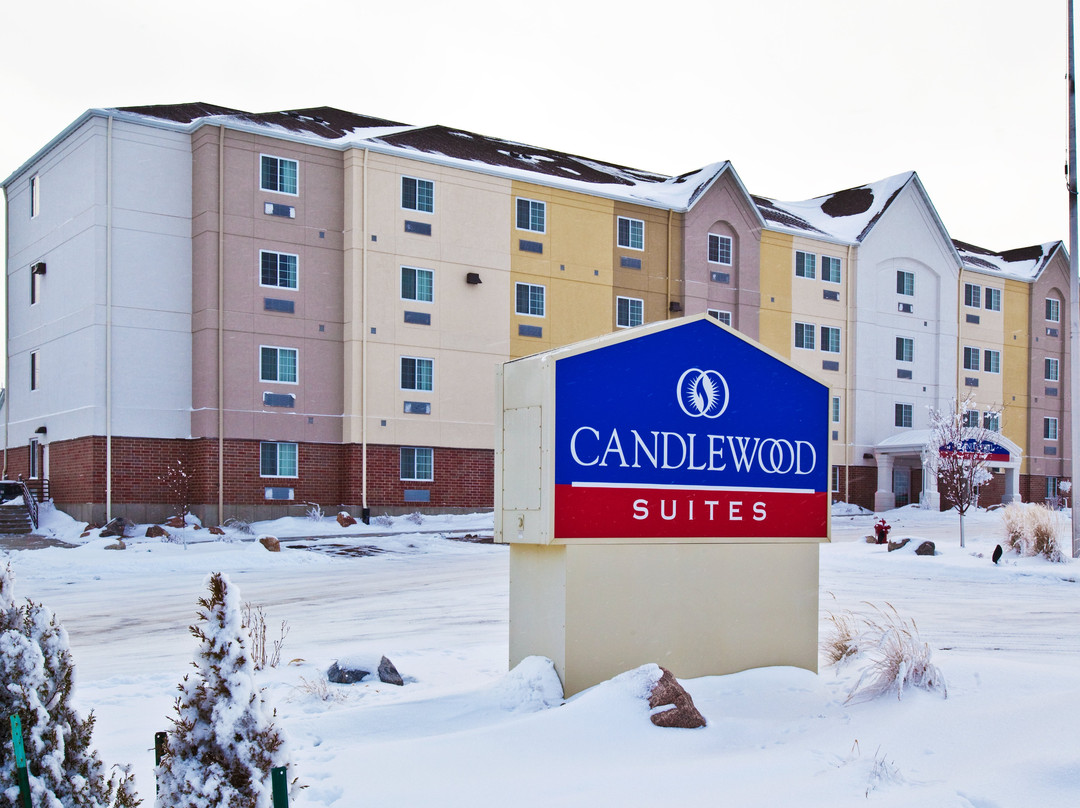 俾斯麦烛木套房酒店主图