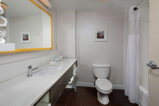 克林顿I-26欢朋套房酒店主图