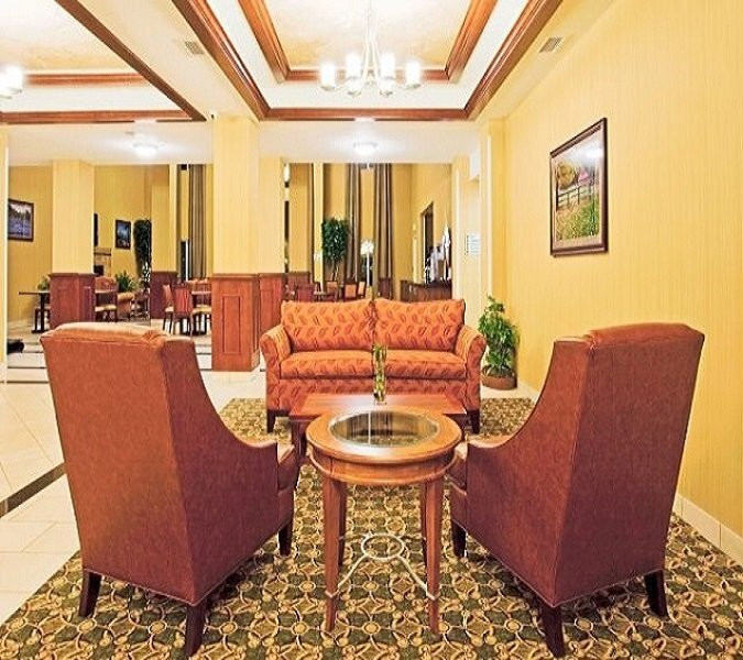 明登快捷假日&套房酒店主图