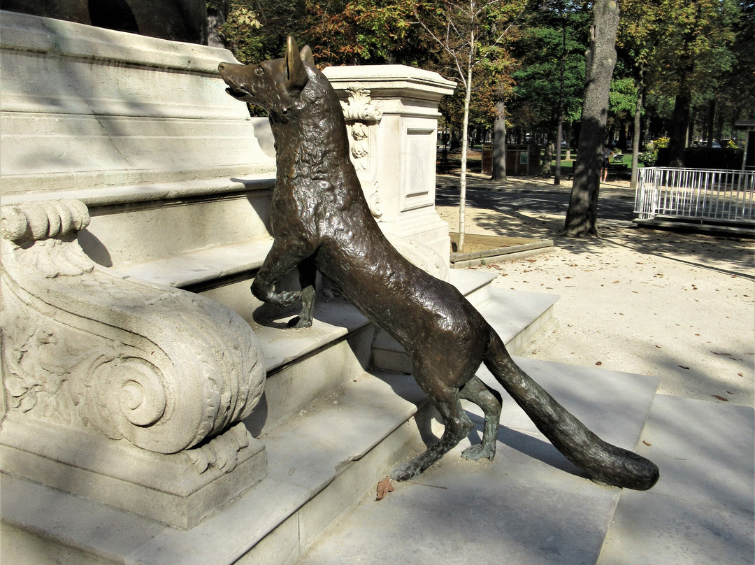 Monument à La Fontaine-巴黎必去景点