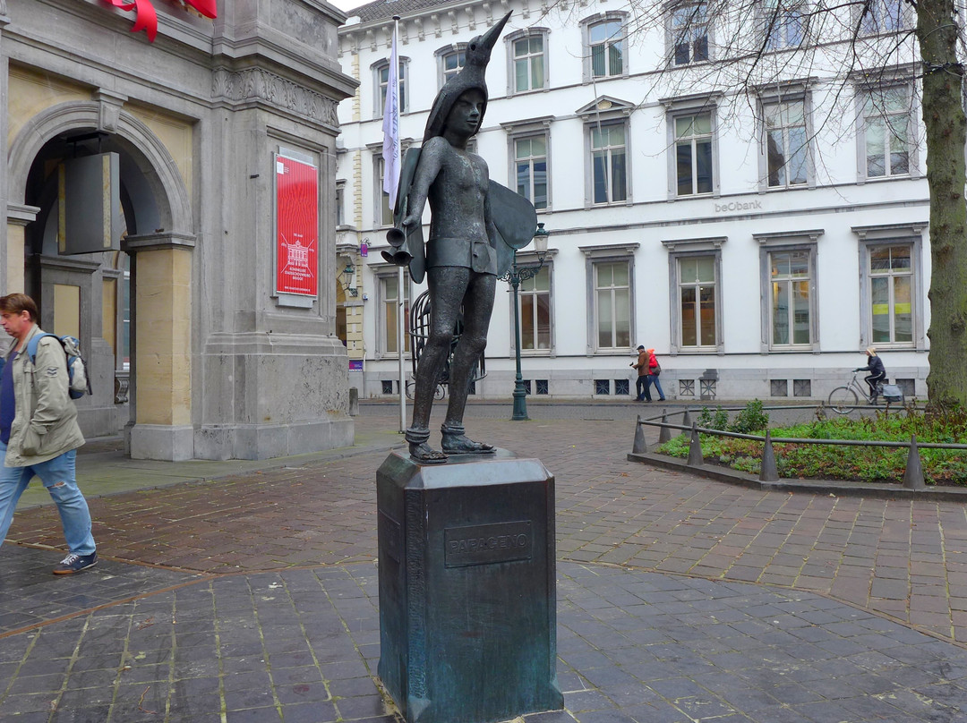Papageno Statue-布鲁日必去景点