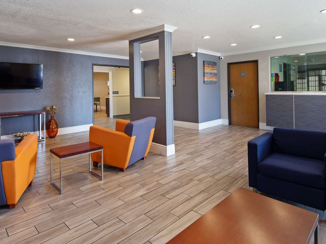 SureStay By Best Western Fontana主图