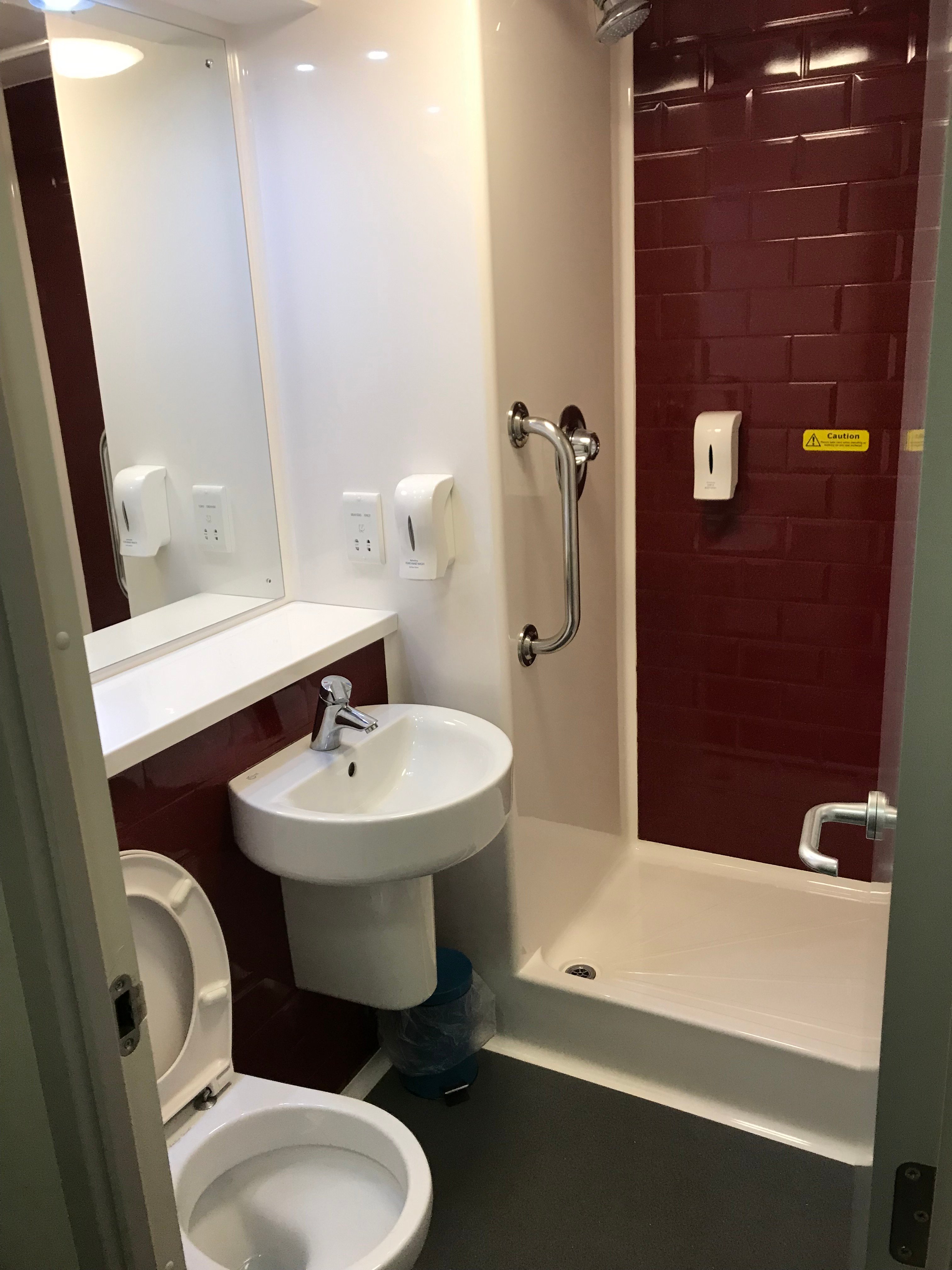 Travelodge Huddersfield-浴室