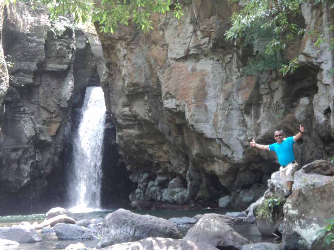 Tembok Barak Waterfall景点图片