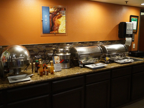 贝斯维斯特奥克兰机场套房酒店主图