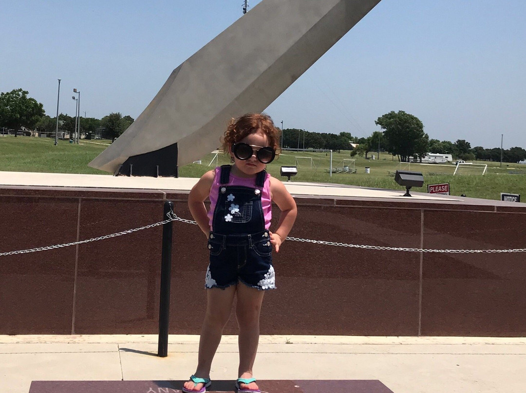 Worlds Largest Bowie Knife-Bowie必去景点