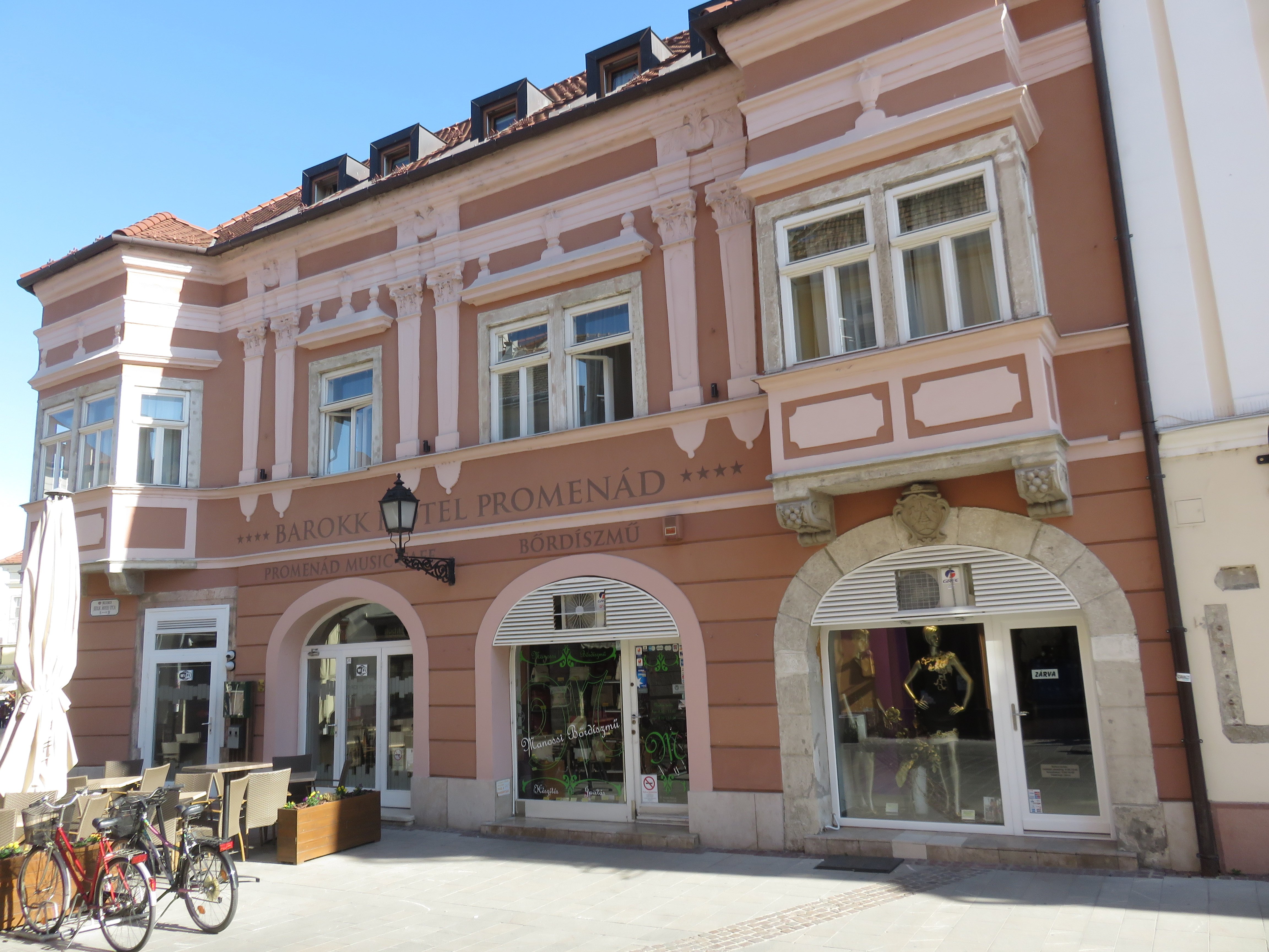 Barokk Hotel Promenad-浴室