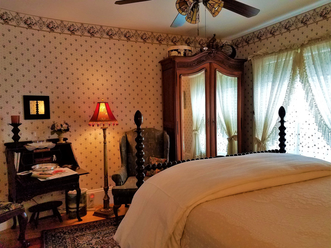 The Jeweled Turret Inn主图