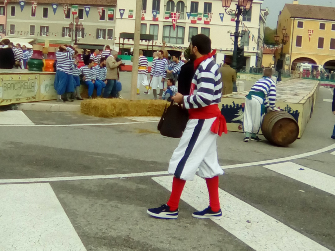 Piazza Martiri Della Libertà-米兰诺必去景点