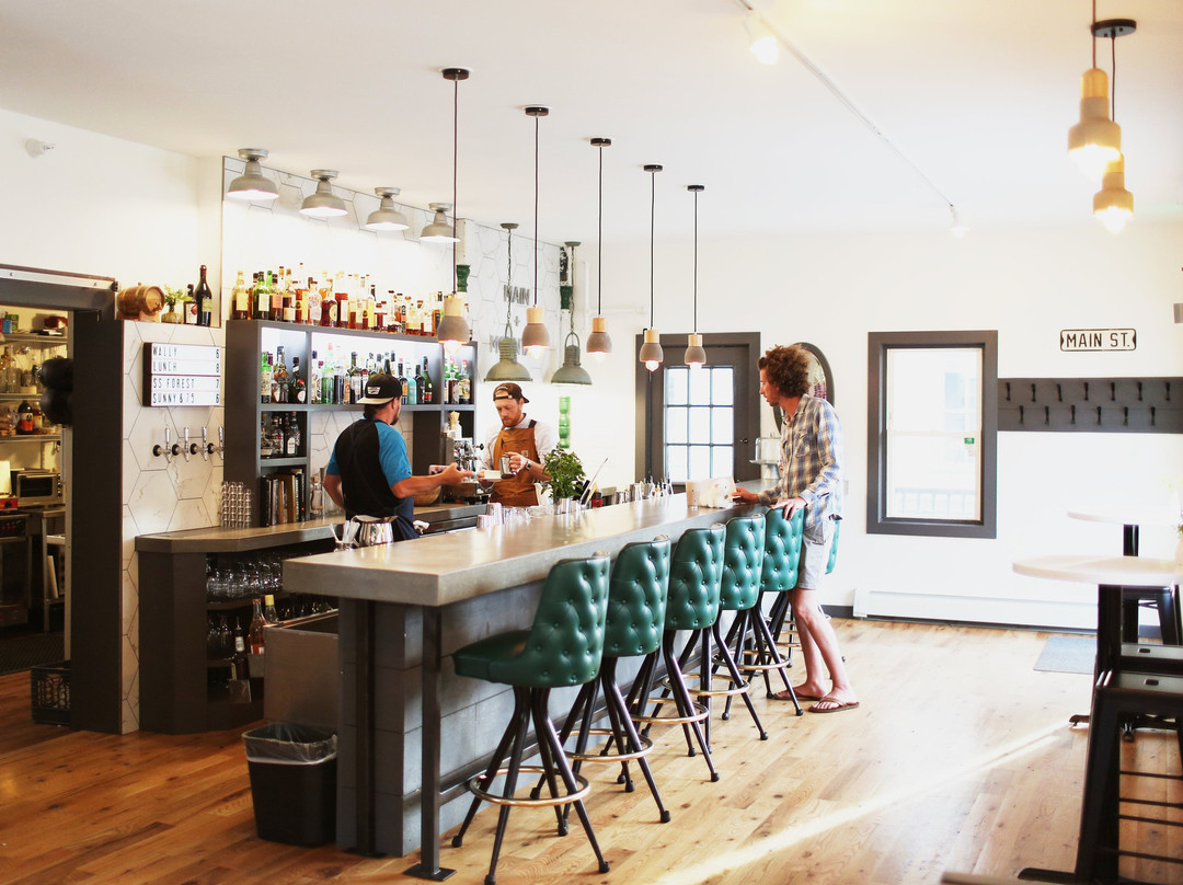 Main and Mountain Bar-Ludlow必去景点