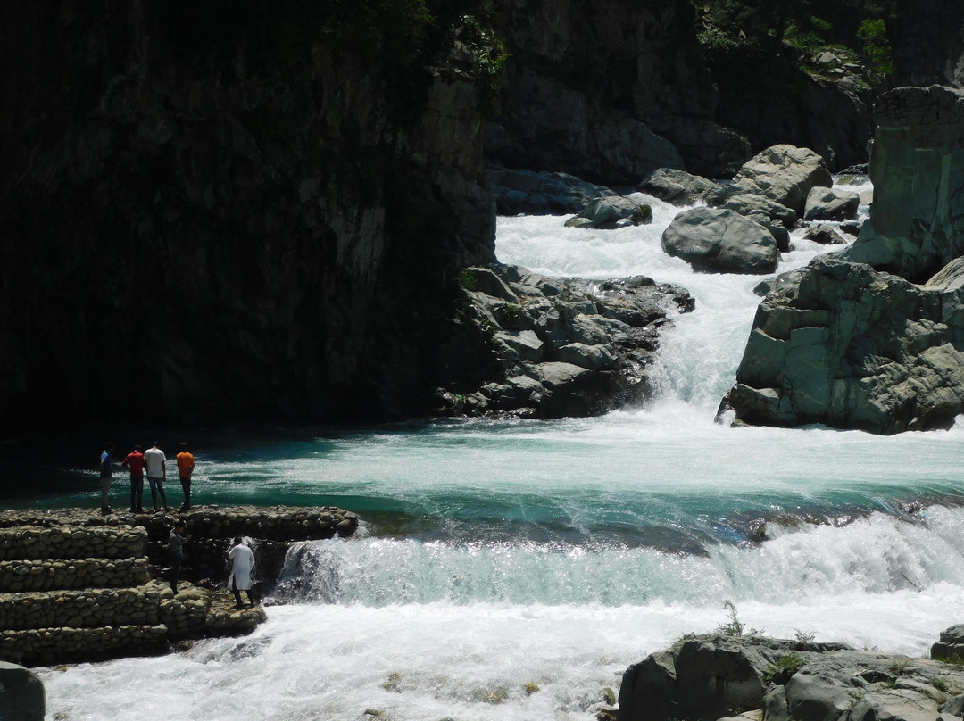 Aharbal Waterfall景点图片