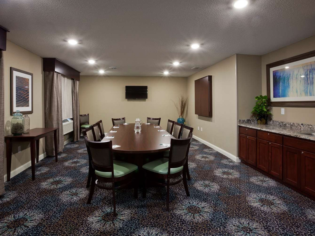 格伦伍德格兰德斯德套房酒店主图