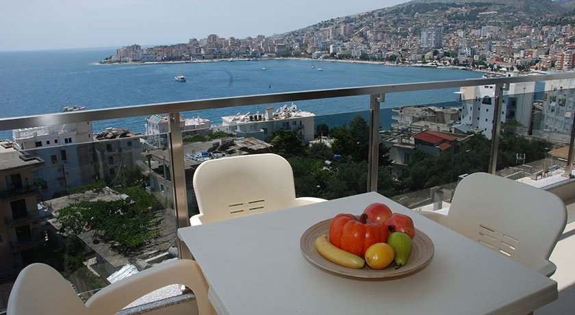 Elegance Apartments主图