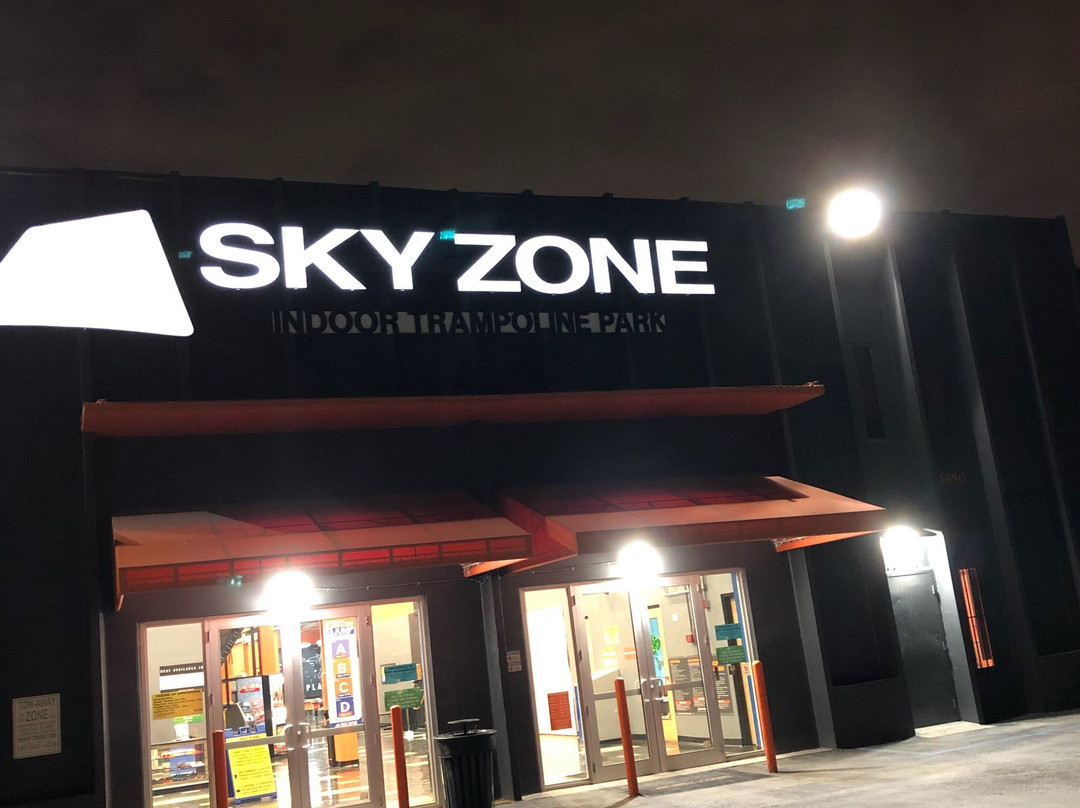 Sky Zone Trampoline Park-多拉必去景点