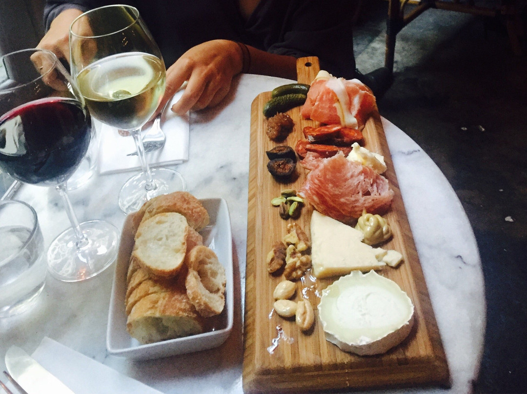 Mignon Wine & Tapas Bar主图