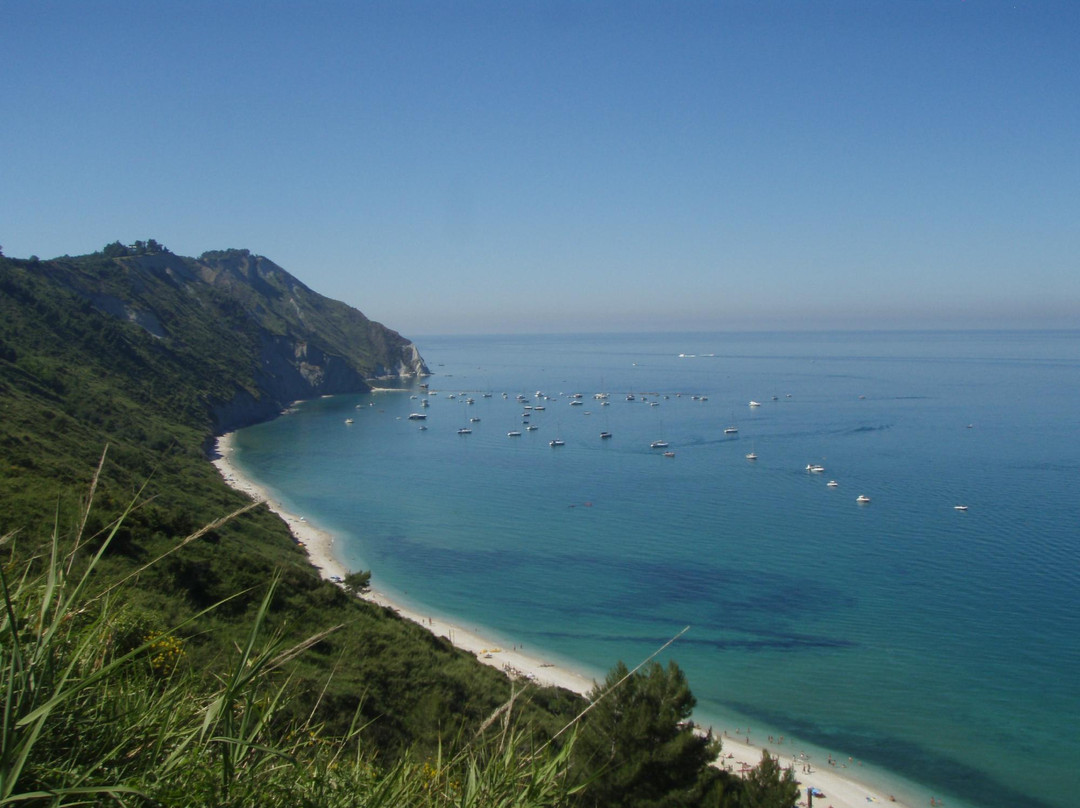 Spiaggia Mezzavalle-安科纳必去景点