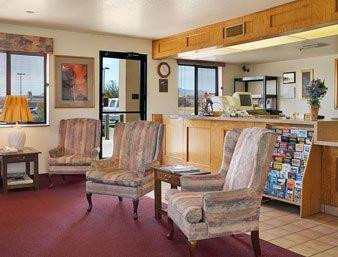 Super 8 by Wyndham Benson主图