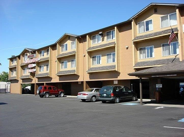 Clackamas Inn & Suites