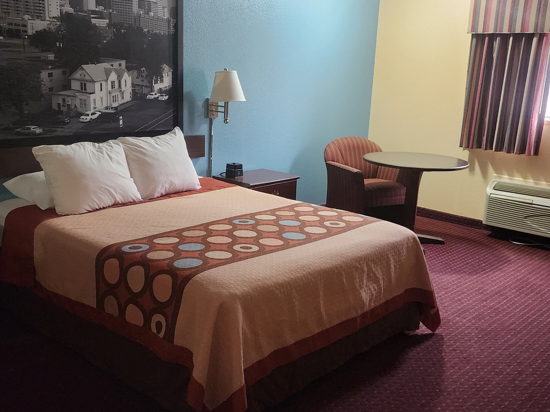 Super 8 by Wyndham Clinton主图