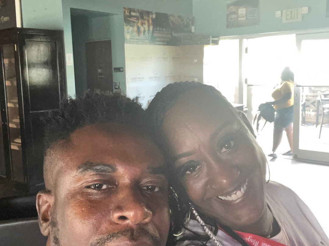 Aromas Cigar & Martini Bar-Road Town必去景点