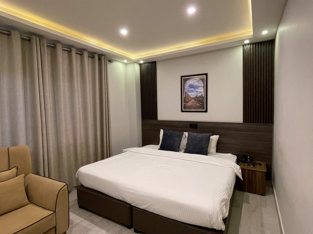 Black Iris Hotel主图