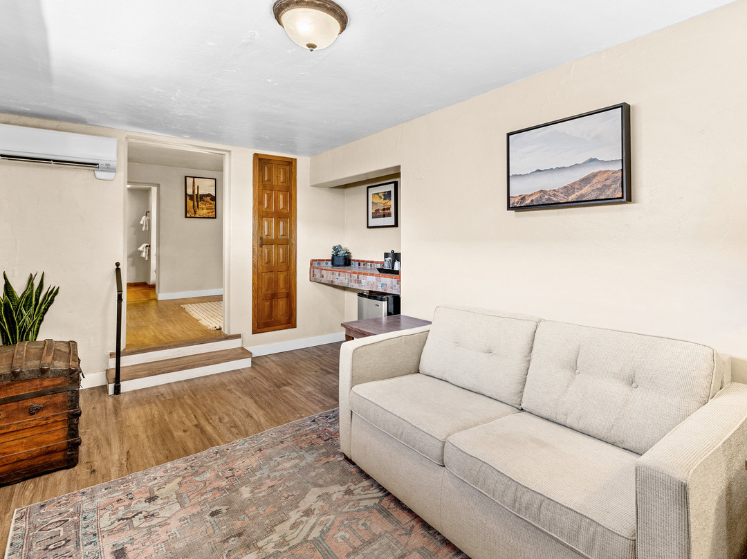 Lodge On The Desert主图