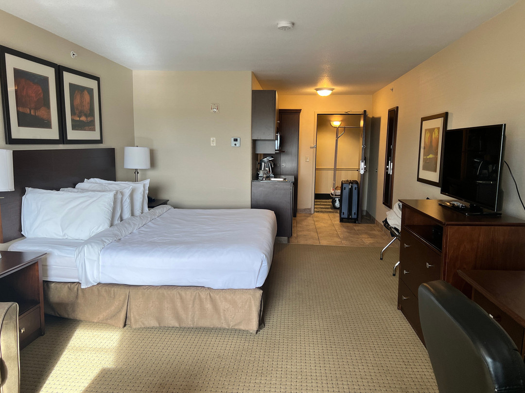 华美达高地河流酒店主图