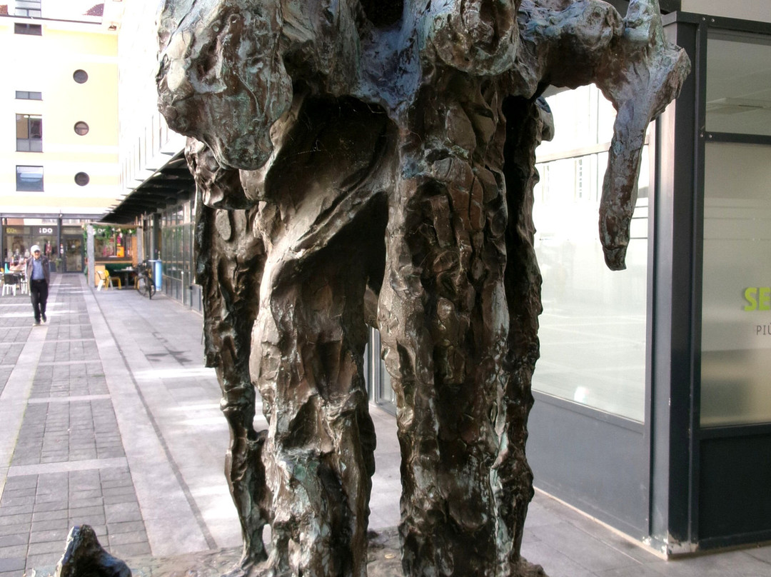 "Aggregamento" - Scultura in bronzo di Selim Abdullah景点图片