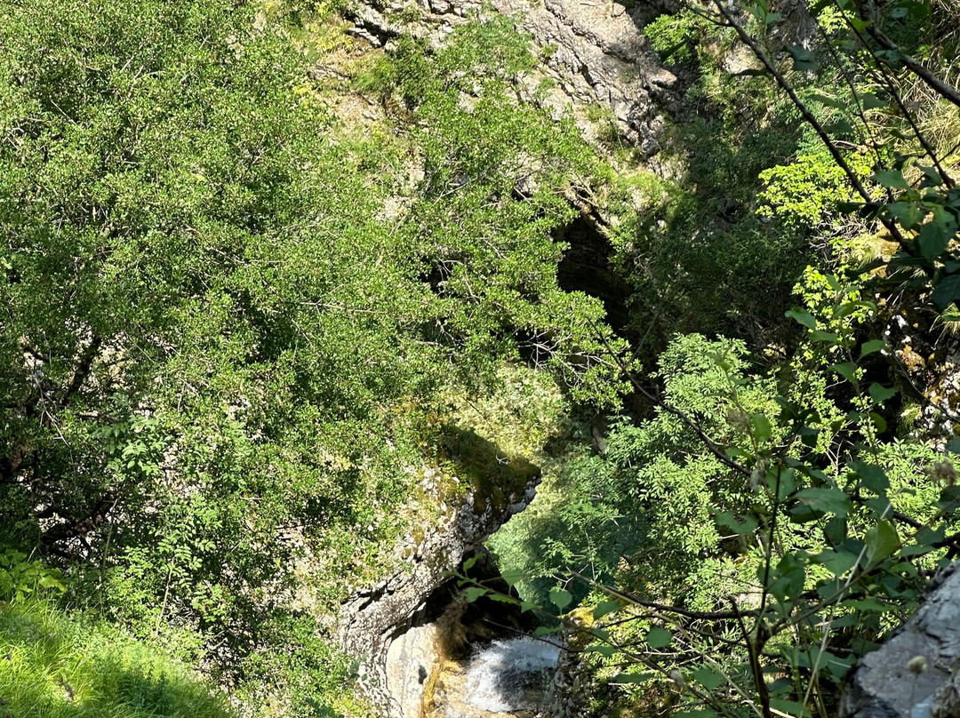 Peshtura Waterfall景点图片