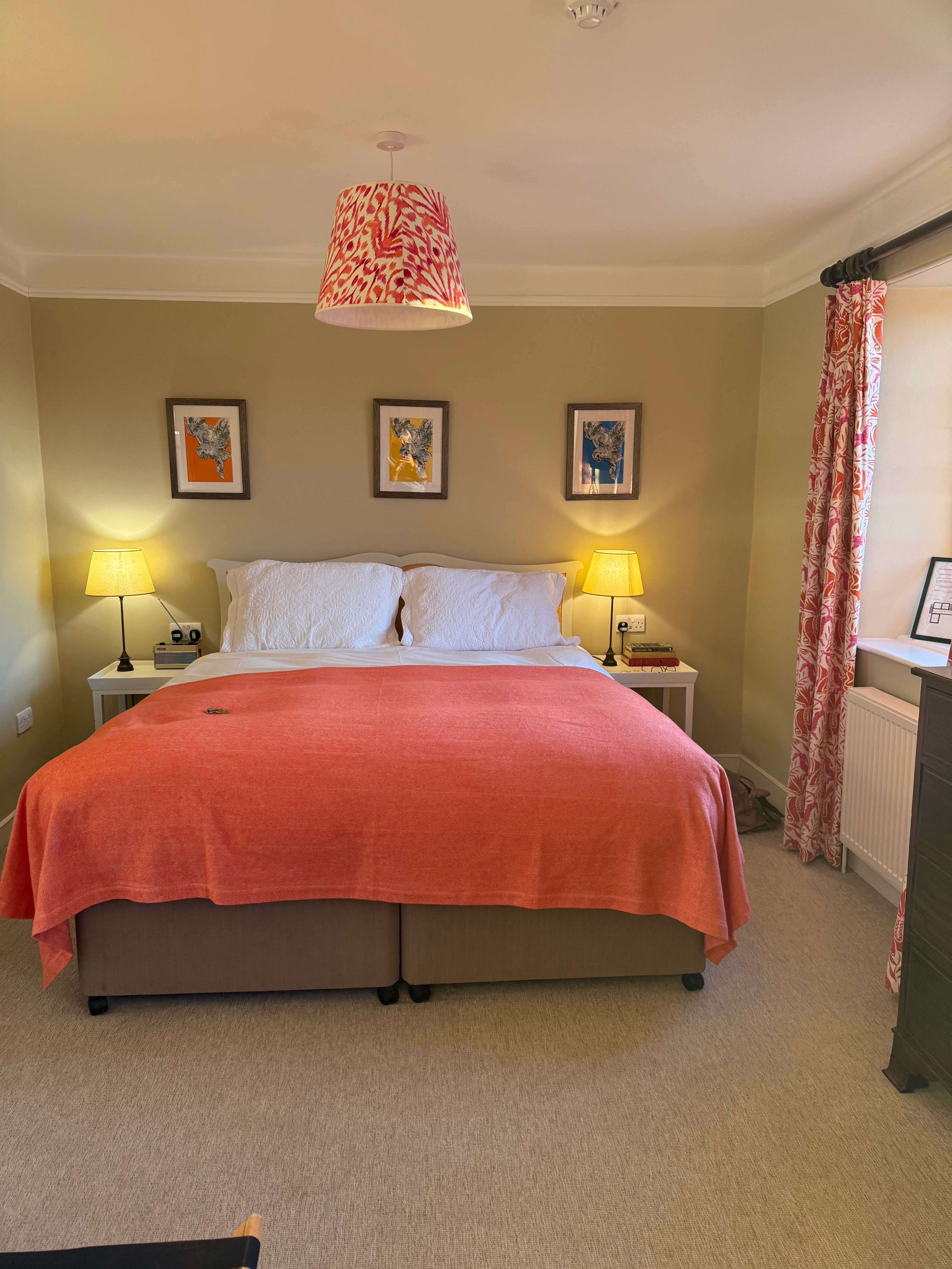 The Queens Arms-官方
