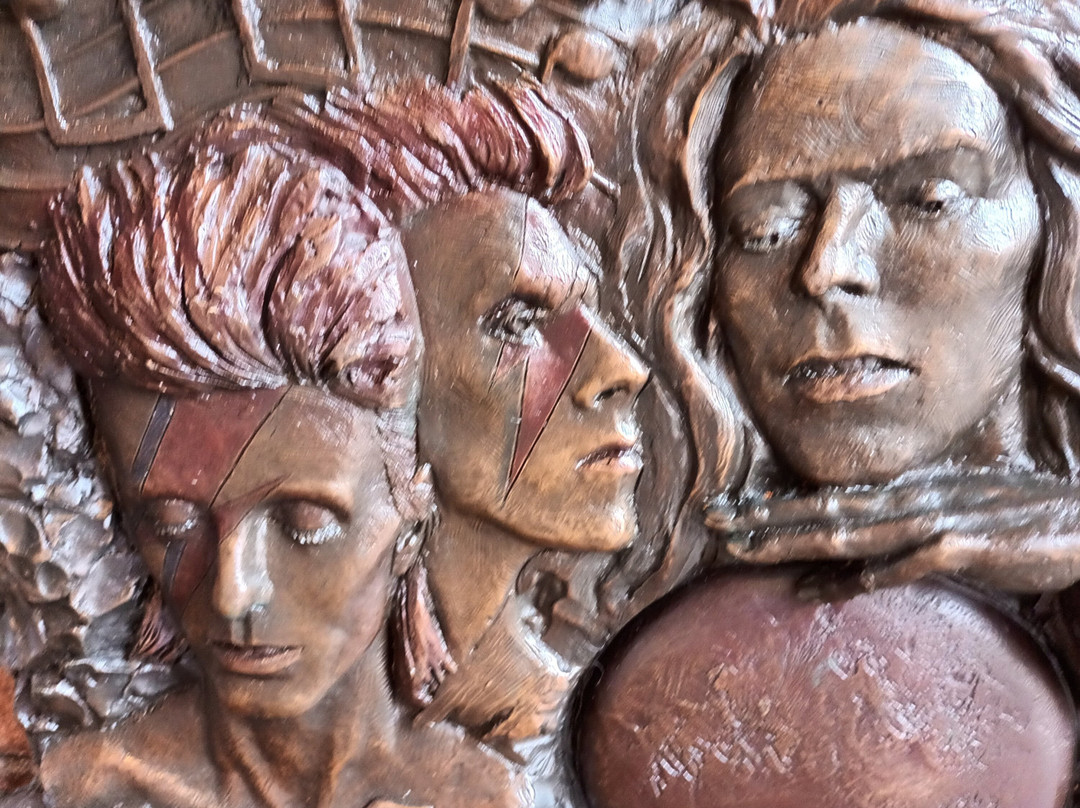 David Bowie Statue Aylesbury - Earthly Messenger景点图片