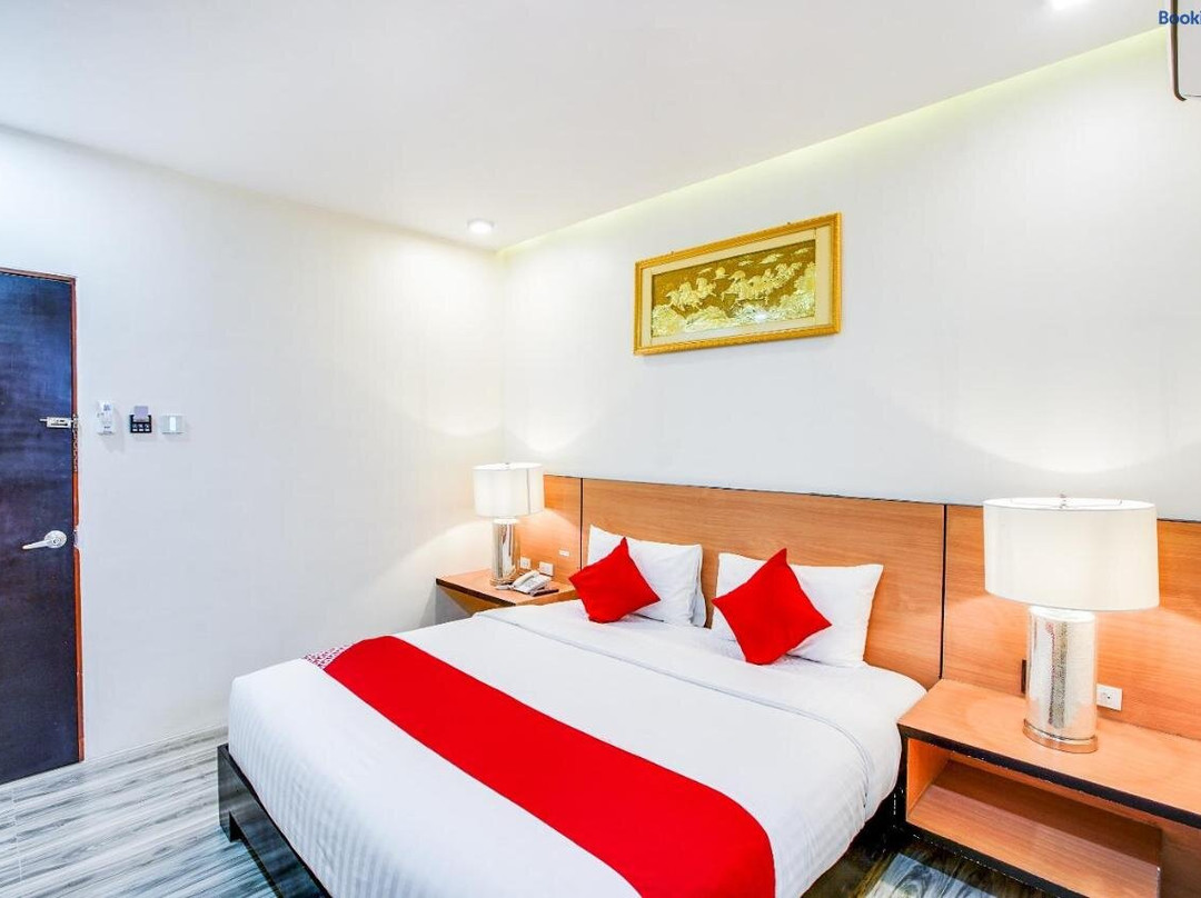 OYO 489 Casa Mia Hotel Suites