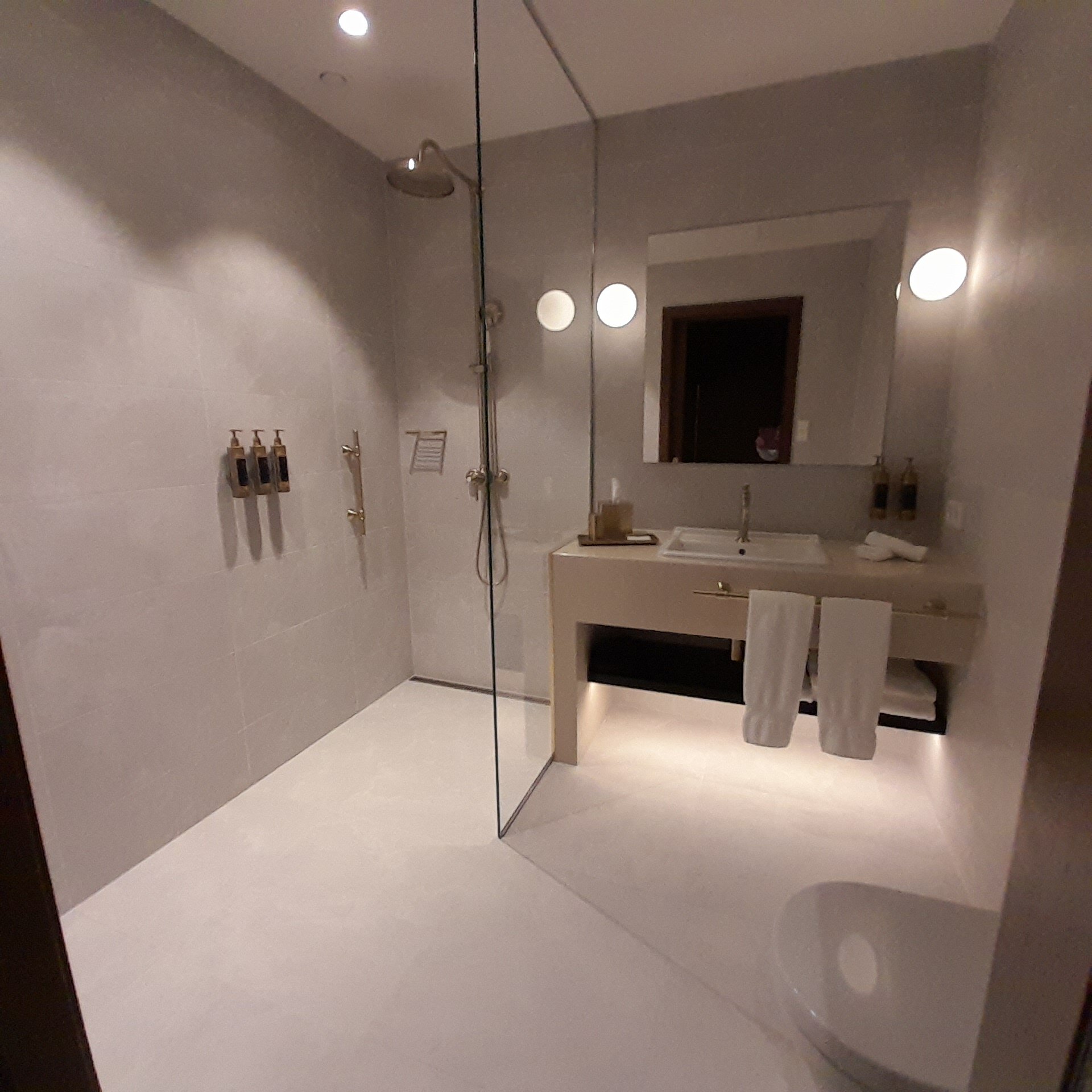 Reykjavik Konsulat Hotel, Curio Collection By Hilton-浴室