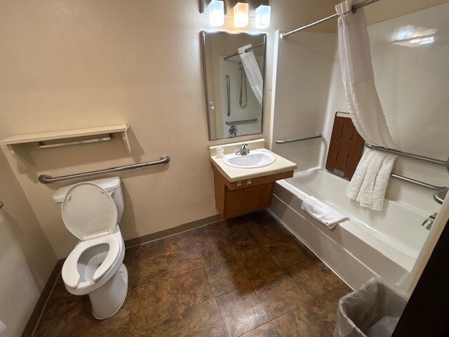 WoodSpring Suites Fort Wayne-浴室