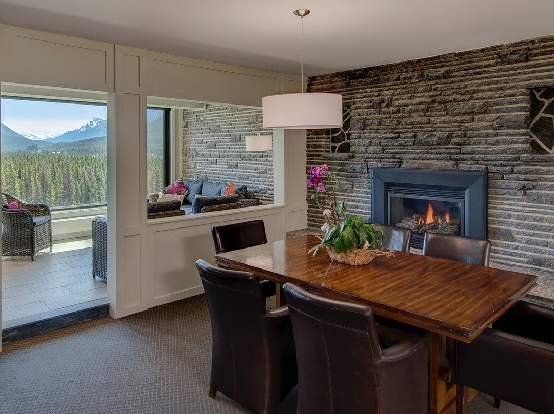 杜松子酒店主图