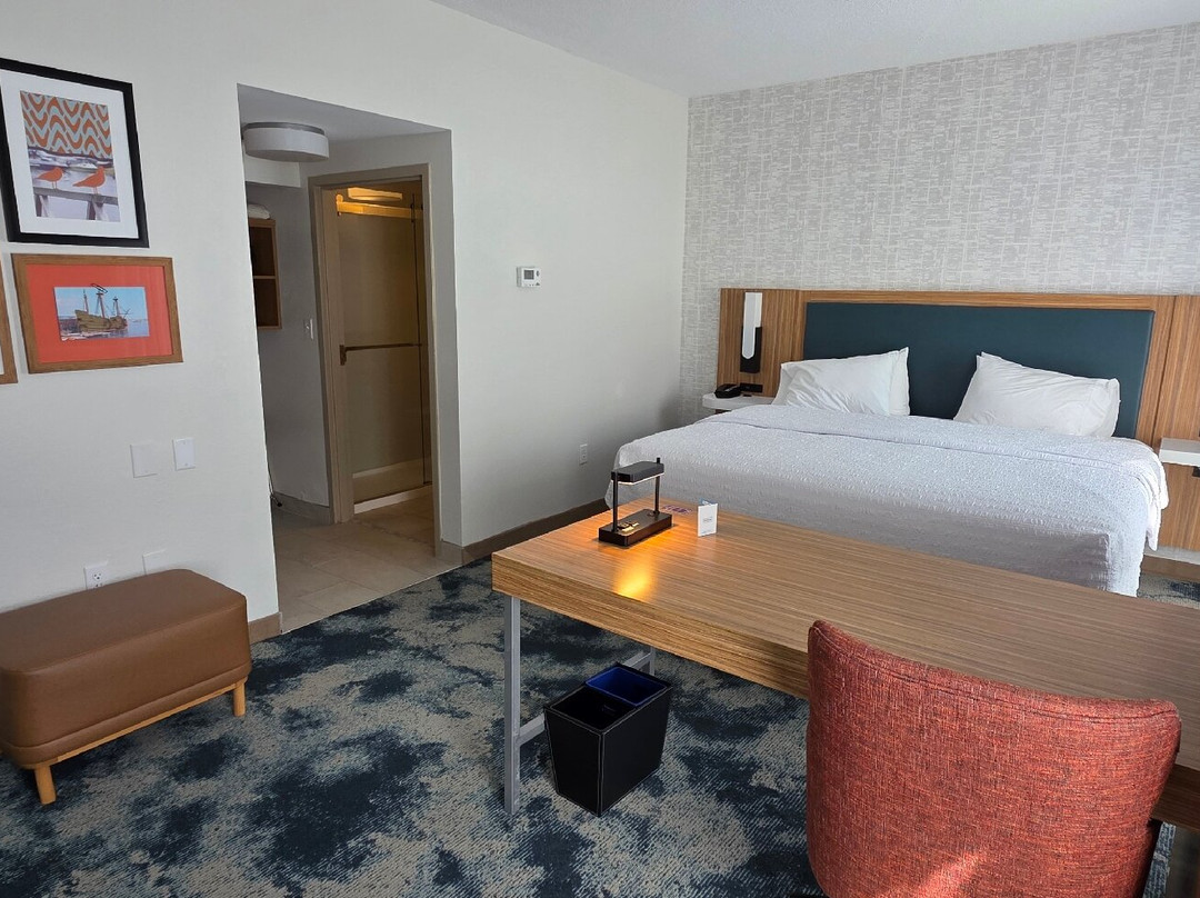 普利茅斯汉普顿酒店及套房主图