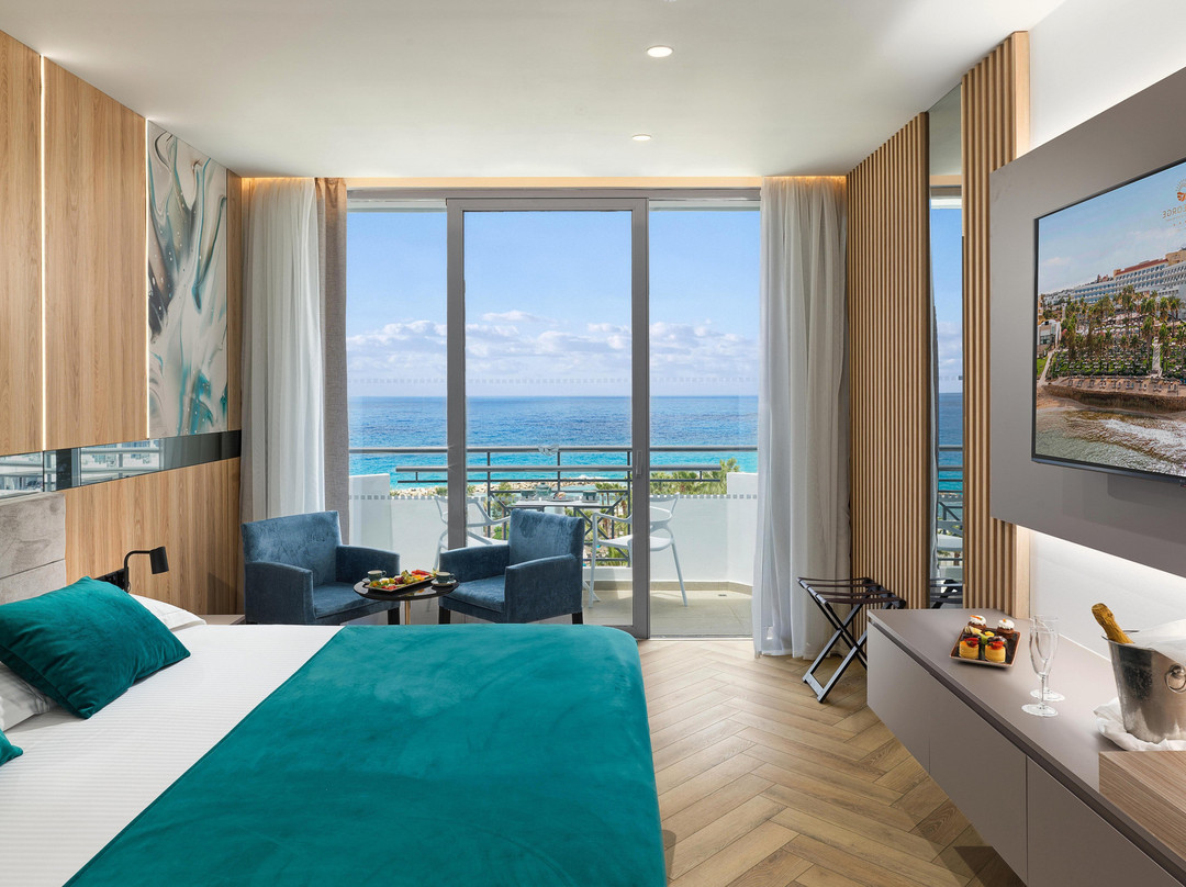 St. George Beach Hotel & Spa Resort主图