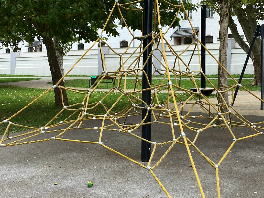 Várfal játszótér - Kinderspielplatz-焦尔必去景点