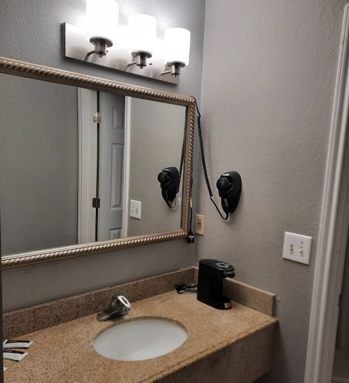 Hiway Inn Express of Elk City-浴室