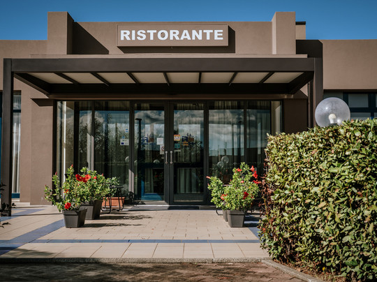 欧洲比萨东郁金香酒店主图