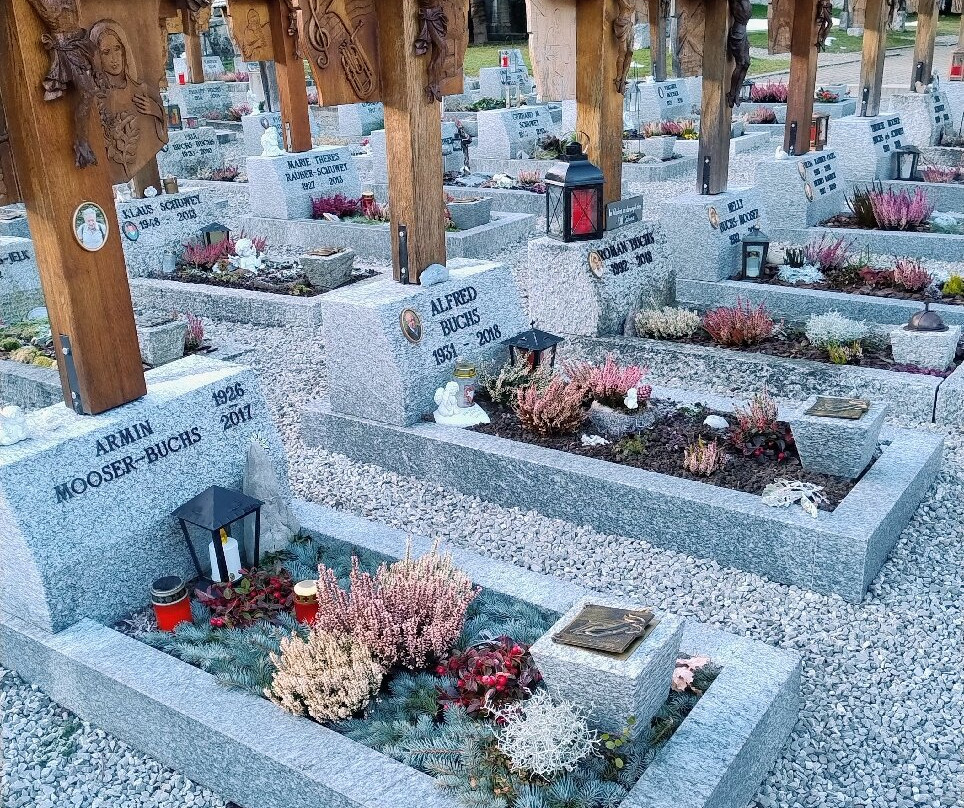 Friedhof Und Holzschnitzerei-Jaun必去景点