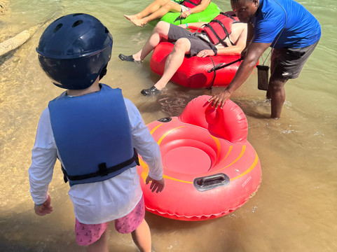 River Rapids Tubing Adventure-Rio Bueno必去景点