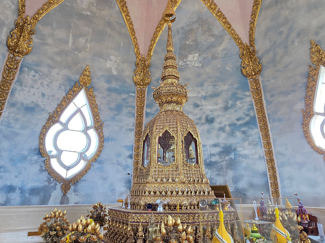 Phra Maha Chedi CHai Mongkol-Nong Phok必去景点