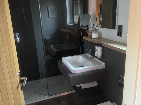 茅草屋檐酒店主图